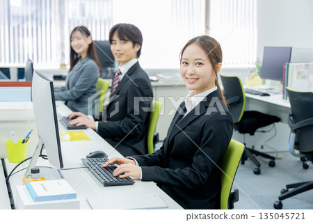 在辦公室工作的女商人 135045721