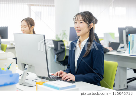 在辦公室工作的婦女 135045733