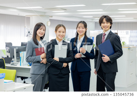 男性和女性的商業形象 135045736