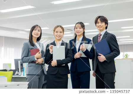 男性和女性的商業形象 135045737