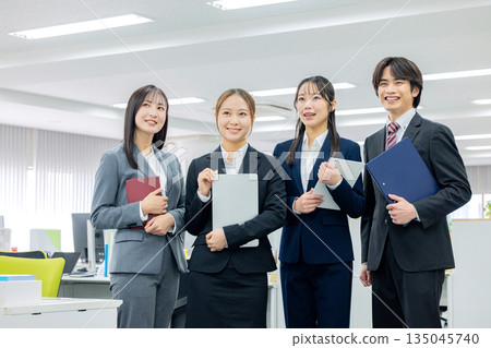 男性和女性的商業形象 135045740