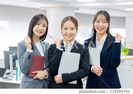 在辦公室工作的女商人 135045743