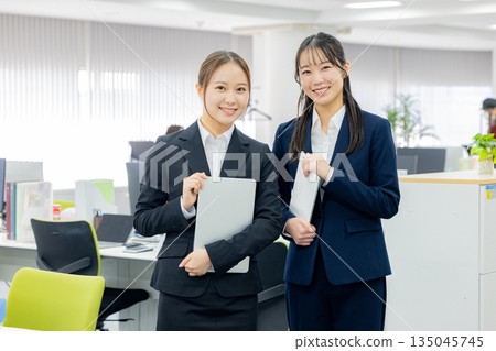 一名年輕的女僱員 135045745