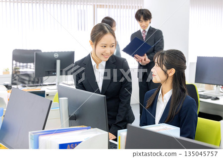 在辦公室工作的人 135045757