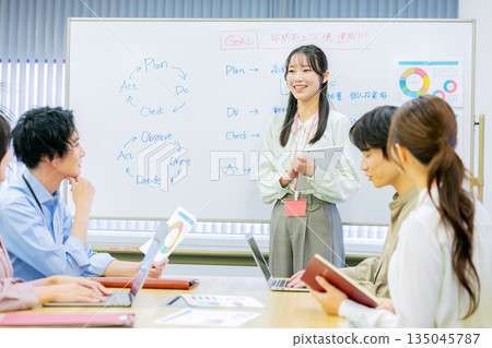 Male and female office workers having a meeting 135045787