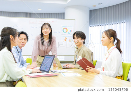 男女辦公室職員正在開會 135045796