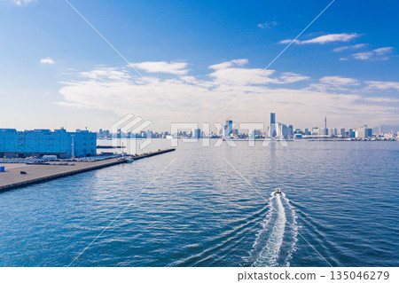 (Kanagawa Prefecture) Yokohama Minatomirai · View from the Ohkura Ohashi Borrowing ships 135046279