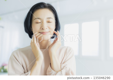 Middle women's skin care Middle women's skin care 135046290