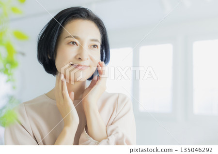中年婦女的皮膚護理 135046292