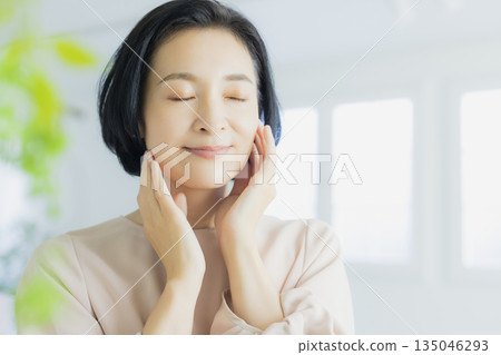 中年婦女的皮膚護理 135046293