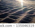 陽光下，沙灘上的波浪閃閃發光。 135046319