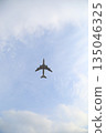 一架四引擎噴射機在空中飛行 135046325