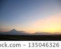 富士山沐浴在日出的餘暉中 135046326