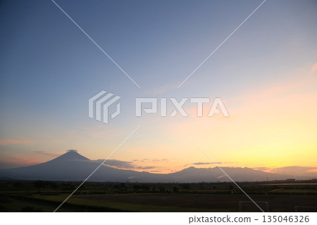 富士山沐浴在日出的餘暉中 富士山沐浴在日出的餘暉中 135046326