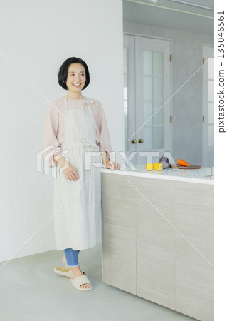 中年婦女在廚房做家事 135046561