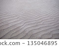 海灘上由風吹起的細沙湧浪 135046895