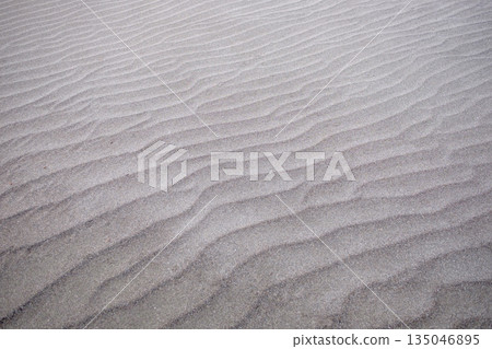 海灘上由風吹起的細沙湧浪 135046895
