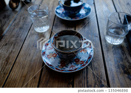 木桌上的咖啡杯和玻璃杯 135046898