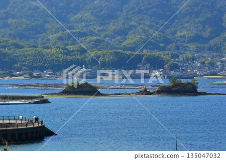 透過低潮與大陸相連的船來神社（江田島） 135047032