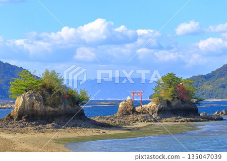 Funareisha Shrine (Etajima) connected to the mainland by the Tombolo phenomenon 135047039