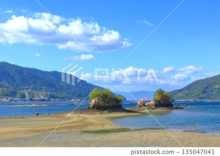 透過連島現象與大陸相連的船來神社（江田島） 135047041