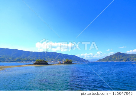 透過連島現象與大陸相連的船來神社（江田島） 135047045
