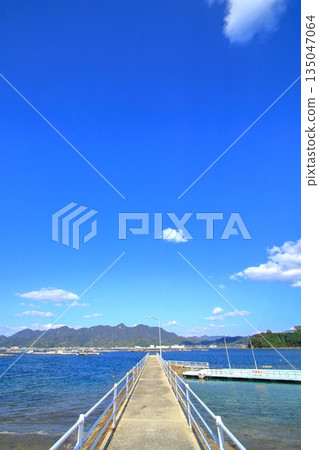 A straight road stretching out to the sea (Etajima Bay) A straight road stretching out to the sea (Etajima Bay) 135047064