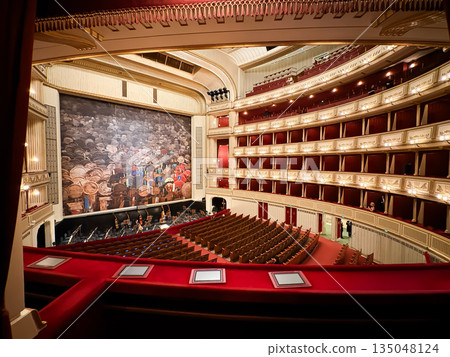 奧地利維也納國家歌劇院宏偉的內部裝潢 135048124
