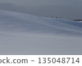 雪原的山丘 135048714