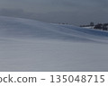 雪原的山丘 135048715