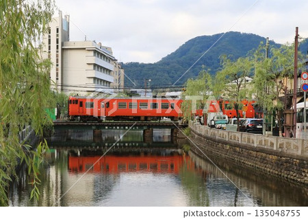 穿過城崎溫泉鎮的 Kiha 47 135048755