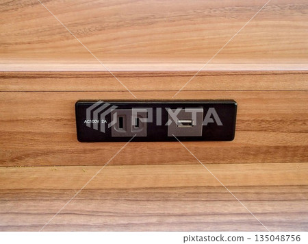 木製櫃檯上的插座 135048756