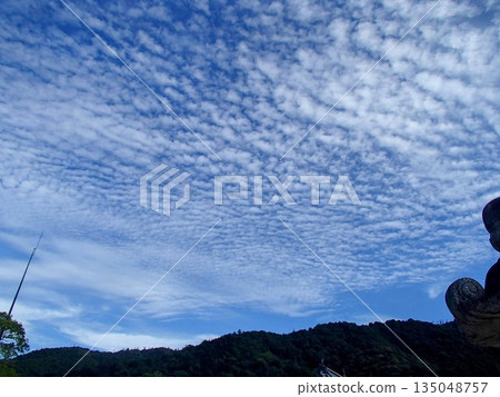 漂浮在天空中的雲彩 135048757