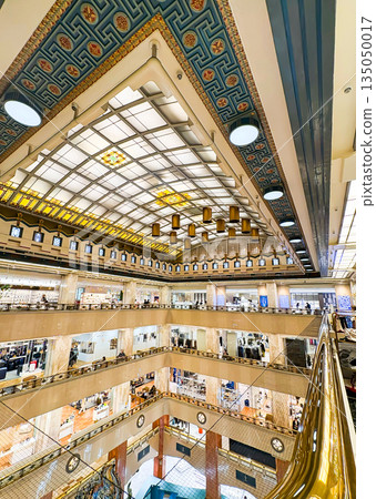 Important Cultural Property: The open-ceiling space of the Nihonbashi Mitsukoshi Main Store, featuring the iconic Art Deco style Important Cultural Property: The open-ceiling space of the Nihonbashi Mitsukoshi Main Store, featuring the iconic Art Deco style 135050017