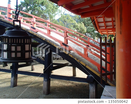 一座坡度很陡的橋 一座坡度很陡的橋 135050042