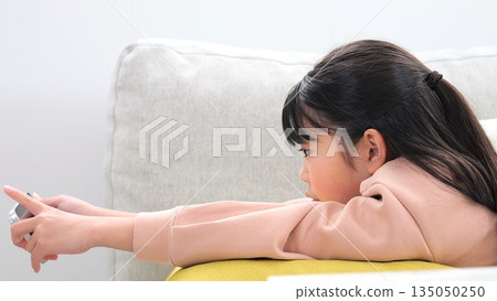 Smartphone elementary school student game study image Smartphone elementary school student game study image 135050250