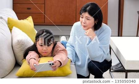Parent-child quarrel, smartphone, long hours of gaming, studying image Parent-child quarrel, smartphone, long hours of gaming, studying image 135050340