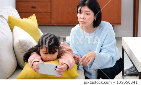 親子爭吵、智慧型手機、長時間玩遊戲、學習影像 親子爭吵、智慧型手機、長時間玩遊戲、學習影像 135050341