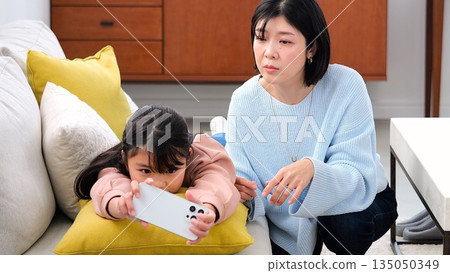 親子爭吵、智慧型手機、長時間玩遊戲、學習影像 135050349