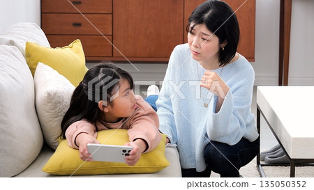 Parent-child quarrel, smartphone, long hours of gaming, studying image Parent-child quarrel, smartphone, long hours of gaming, studying image 135050352