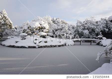 岡山縣津山市的一個初級日式庭園“明天天堂”：雪景 135050444