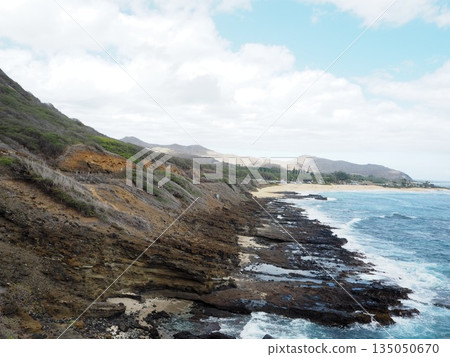 夢想中的夏威夷生活：山脈在藍天映襯下熠熠生輝，街道寧靜祥和。 135050670