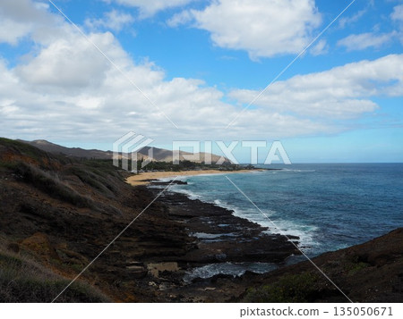 夢想中的夏威夷生活:山脈在藍天映襯下熠熠生輝,街道寧靜祥和。 夢想中的夏威夷生活:山脈在藍天映襯下熠熠生輝,街道寧靜祥和。 135050671