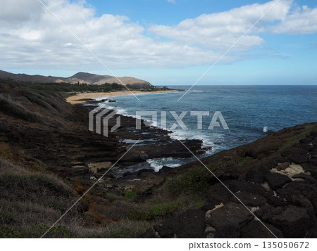 夢想中的夏威夷生活：山脈在藍天映襯下熠熠生輝，街道寧靜祥和。 135050672
