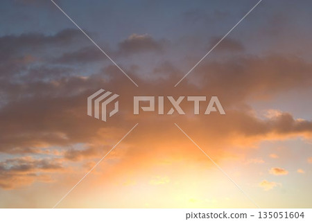 被晨光染成的雲彩 135051604
