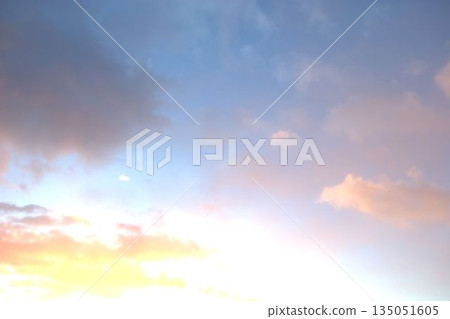 被晨光染成的雲彩 135051605