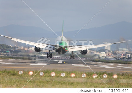 一架飛機 135051611