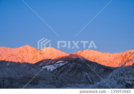 Hakuba Sanzan in winter (photographed from Hakuba Bridge) Hakuba Sanzan in winter (photographed from Hakuba Bridge) 135051685