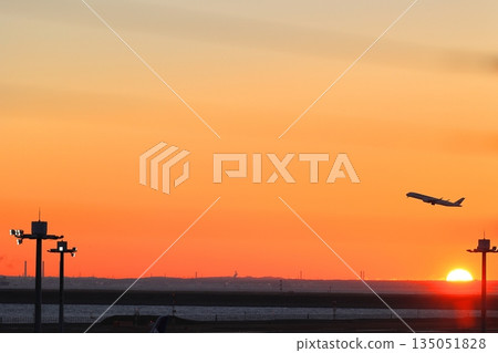 日出、晨曦和飛機起飛 135051828