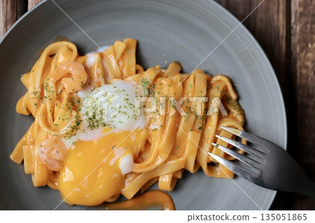 濃鬱的蝦仁奶油意麵，配上扁麵條，上面撒上碎溏心蛋。 135051865